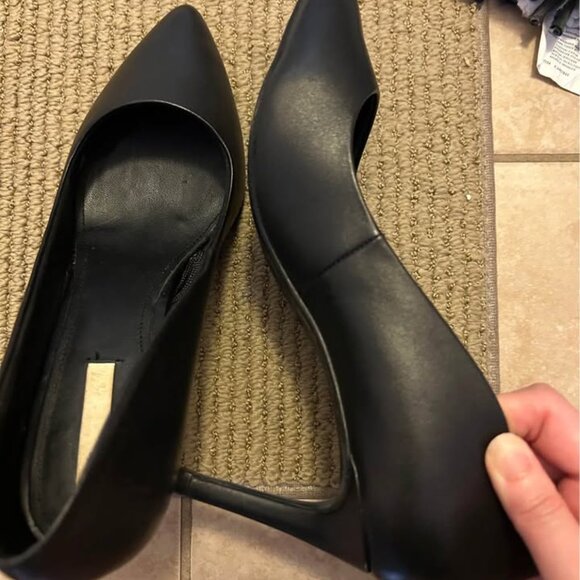 This is a pair of black pointed-toe mid-heel pumps. - Picture 2 of 3